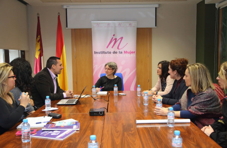 <p>Araceli Martínez, directora del Instituto de la Mujer de Castilla la Mancha, junto a la Fundación Secretariado Gitano. </p>