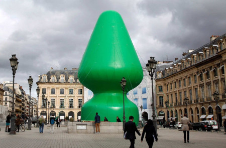 <p>Obra el <em>Árbol </em>(2014) de Paul McCarthy, en la Place Vendôme (París). </p>