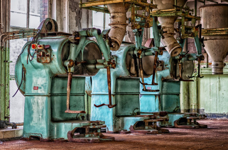 <p>Máquinas en una fábrica abandonada.</p>