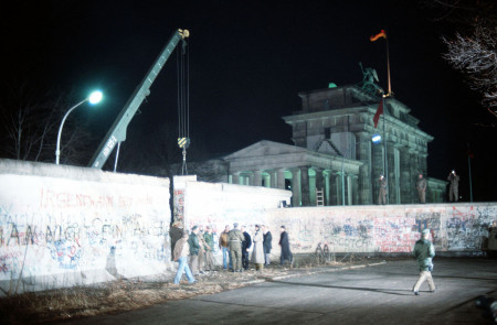 <p>Una grúa retira un trozo del muro de Berlín el 21 de diciembre de 1989.</p>