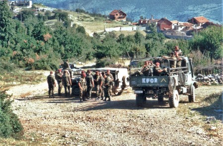 <p>Militares alemanes en el sur de Kosovo en 1999.</p>