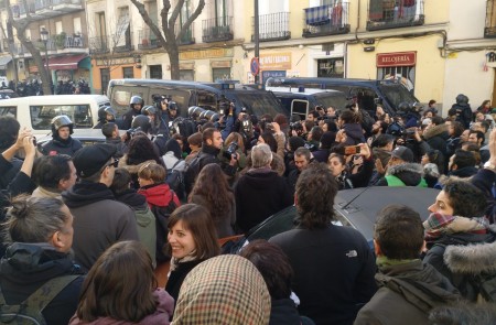 <p>Concentración en la calle Argumosa 11, contra el desahucio de cuatro familias a finales de febrero de 2019 en Madrid. </p>