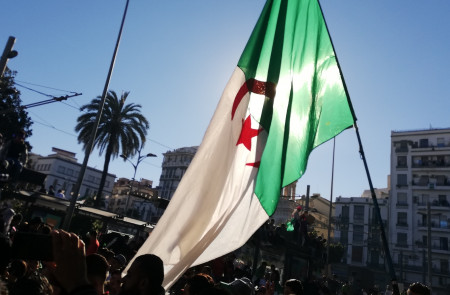 <p>Manifestación contra Buteflika en la Plaza 1 de noviembre de Orán, Argelia. </p>