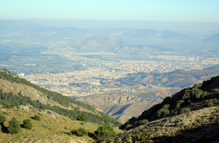 <p>La ciudad de Granada y su vega desde las faldas de Sierra Nevada.</p>