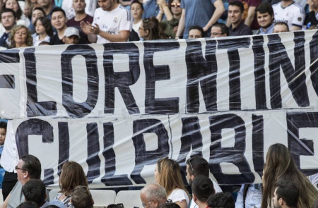 <p>Pancarta contra Florentino Pérez en el estadio Santiago Bernabéu. </p>
