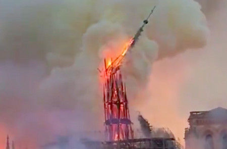 <p>Momento en el que se derrumba la aguja de Notre Dame.</p>