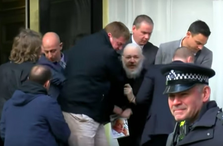 <p>Julian Assange, con un libro de Gore Vidal en la mano, en el momento de su detención, en Londres.</p>