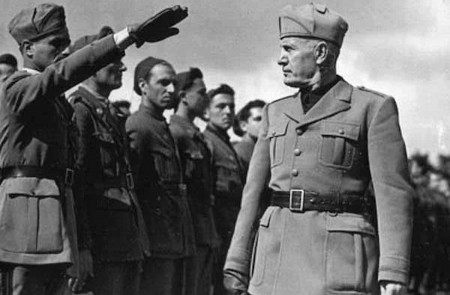 <p>Benito Mussolini durante una inspección a las tropas, en Etiopía.</p>