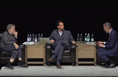 <p>Žižek, a la izquierda de la imagen, y Peterson, a la derecha, durante el debate 'Felicidad: Capitalismo vs. Marxismo' celebrado el 19 de abril en Toronto.</p>