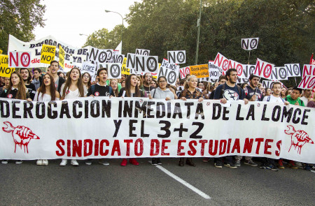 <p>Manifestación estudiantil contra la Lomce, en 2016, en Madrid. </p>