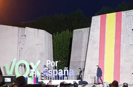 <p>Escenario del mitin de cierre de campaña de Vox en la Plaza Colón de Madrid.</p>