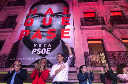 <p>Pedro Sánchez celebra la victoria, puño en alto. </p>