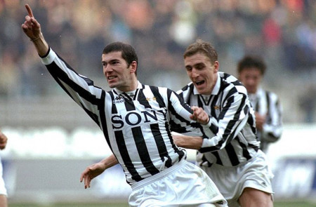 <p>Zidane y Bokšić celebran un gol de la Juventus ante el Bologna en 1996.</p>