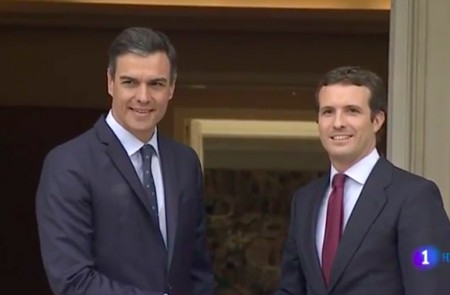 <p>Pedro Sánchez recibe a Pablo Casado en La Moncloa. </p>