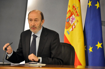 <p>Alfredo Pérez Rubalcaba en rueda de prensa tras una reunión de la Comisión Delegada del Gobierno para situaciones de crisis. 2010.</p>