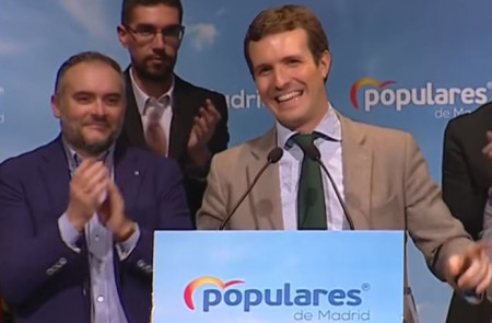 <p>Luis Felipe Muniedas Hernández (de azul) aplaude a Pablo Casado en el acto de presentación de candidatos del PP en la Sierra Norte de Madrid.</p>