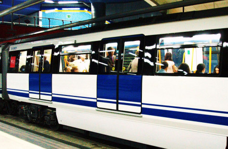<p>Un vagón de metro en la estación de Ventura Rodríguez (línea 3, Madrid).</p>