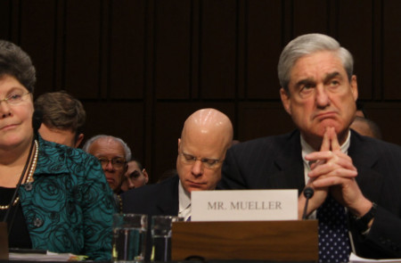 <p>El fiscal y exdirector del FBI Robert Mueller compadeciendo ante el Senado.</p>