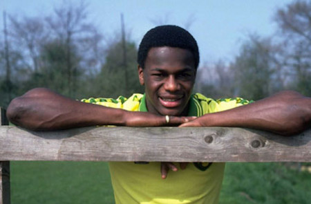 <p>Justin Fashanu, jugador del Norwich City en 1980 y primer jugador de fútbol en declararse gay públicamente.</p>