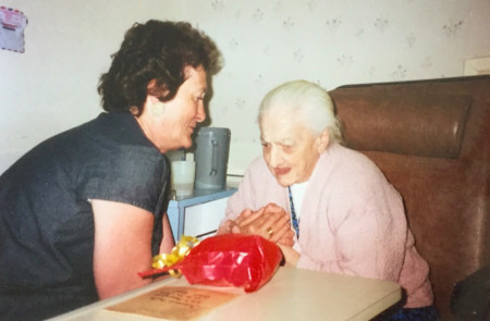 <p>Benita Izquierdo con una voluntaria de la Asociación de los Antiguos Refugiados Españoles en 1996.</p>