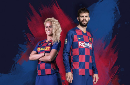 <p>Kheira Hamraoui y Gerard Piqué presentan la camiseta del Barcelona para la temporada 2019-2020.</p>