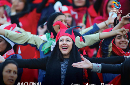 <p>Mujeres aficionadas de Irán en la final de la Champions asiática, uno de los pocos partidos a los que se les permitió acudir.</p>