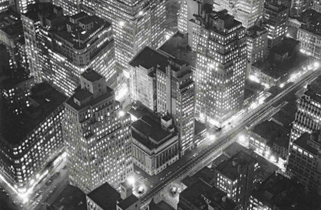 <p>Vista aérea de Nueva York de noche, 20 de marzo de 1936. International Center of Photograhpy. Donación de Daniel, Richard y Jonathan Logan.</p>