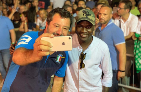 <p>Matteo Salvini con un simpatizante de la Liga en un acto en Cantù, cerca de Milán.</p>