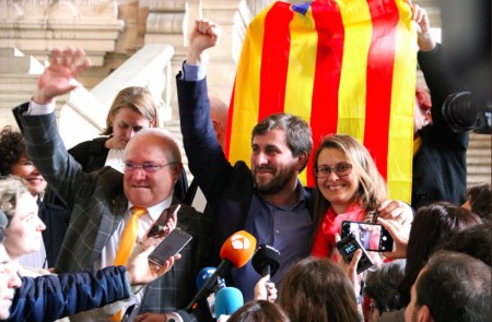 <p>Toni Comín (en el centro), Lluis Puig y Meritxell Serrer celebra el rechazo de la euroordern de los consellers por parte de la justicia belga. </p>