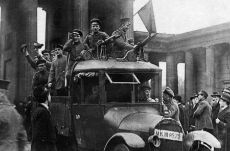 <p>Integrantes armados del Concejo de trabajadores y soldados en Berlín, 1919.</p>