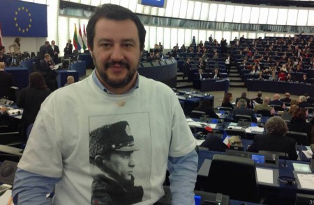 <p>Matteo Salvini en el Parlamento Europeo, con una camiseta de Putin. </p>