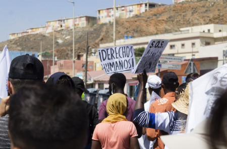 <p>Marcha hacia el paso fronterizo de El Tarajal en Ceuta el pasado 16 de julio.</p>