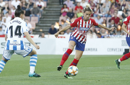 <p>Ángela Sosa (Atlético de Madrid) controla el balón en el centro del campo durante la final de la Copa de la Reina 2019 ante la Real Sociedad.</p>