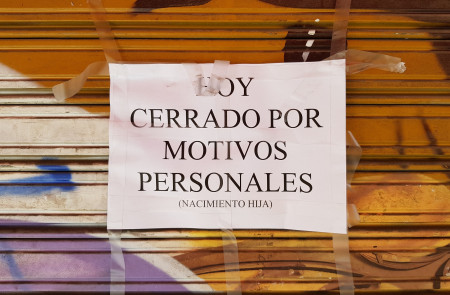 <p>Un cartel en el centro de Sevilla: Hoy cerrado por motivos personales (nacimiento hija).</p>