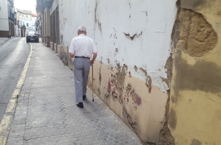 <p>Un hombre camina por una calle de Sevilla.</p>