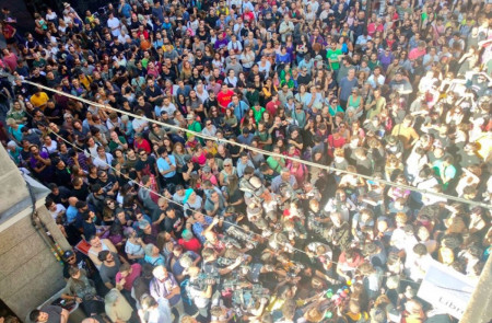 <p>Decenas de personas frente Centro Social La Ingobernable para impedir un posible desalojo el miércoles 28 de agosto de 2019.</p>