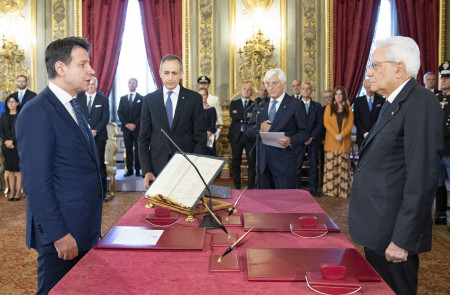 <p>Giuseppe Conte jura el cargo de presidente del Consejo de Ministros ante el presidente de la República, Sergio Matarella.</p>