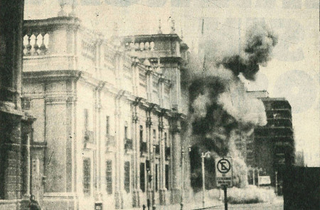 <p>Bombardeo del Palacio de La Moneda durante el golpe de Estado del 11 de septiembre de 1973 en Chile. </p>