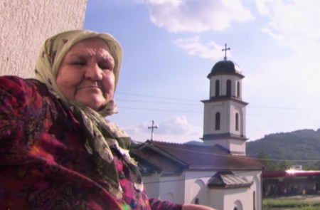 <p>La abuela bosniaca Fata Orlovic, frente a la iglesia ortodoxa construida en su propiedad.</p>