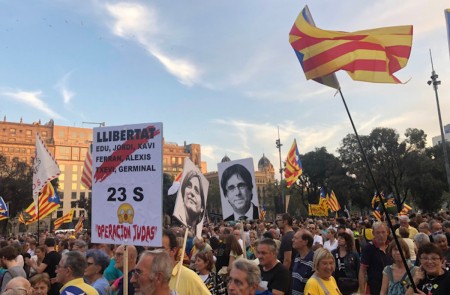 <p>Los CDR llegando a la plaza Catalunya para unirse a los manifestantes en Barcelona, el 1 de octubre de 2017. </p>