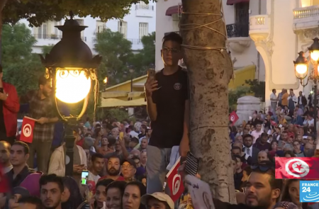 <p>Seguidores de Kais Said celebran su elección en la avenida Habib Bourguiba en el centro de Túnez.</p>