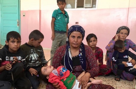 <p>Iman Haj Mamo huyó con sus hijos de la aldea fronteriza de Ras al Ain al inicio de la ofensiva turca.</p>