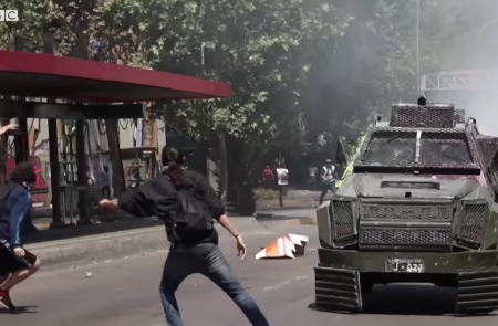 <p>Jóvenes protestan en las calles de Santiago de Chile.</p>