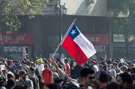 <p>Protestas en la plaza Baquedano (Santiago de Chile).</p>