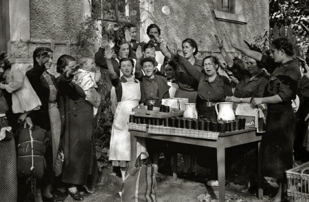 <p>Reparto de comida por mujeres de la Sección Femenina en Guipúzcoa en 1937.</p>