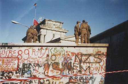 <p>El Muro a la altura de la puerta de Brandeburgo el 16 de noviembre de 1989.</p>