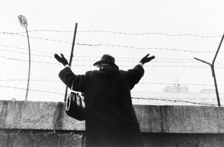 <p>Una mujer saluda sus familiares a través del Muro en Berlín Este (1961).</p>