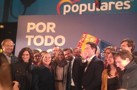 <p>Pablo Casado, junto a su mujer y varios líderes del partido la noche electoral. </p>