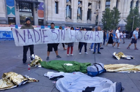 <p>Manifestantes del Movimiento Nadie Sin Hogar, tras la rueda de prensa convocada por el desalojo del Paseo del Prado, el 4 de octubre de 2019 en Cibeles.</p>