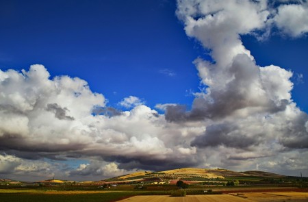 <p>Nubes que pasan. Foto tomada en un autobús en Castilla-La Mancha.</p>